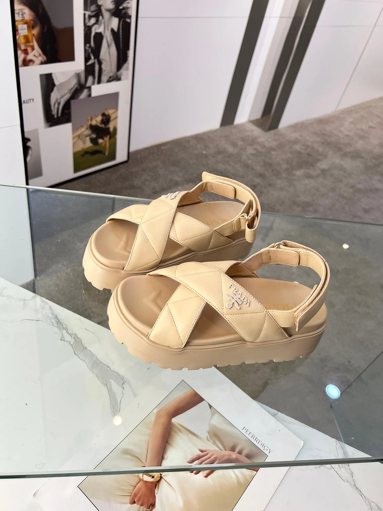 👟👟Ex-factory price 460👟👟 PRADA 2025 vs spring and summer popular sandals series... [Thick-soled double-button sandals] Original 1:1 customization, this year's most fashionable and popular retro British style, simple and elegant, all styles are good-looking, platform thick soles make you slimmer and taller, very comfortable, fashionable and versatile... Many Internet celebrities are on their feet. These platform round-toe thick-soled shoes are very popular this year. They can be worn (increased) for both leisure and leisure. ❶Material: Customized imported calf leather ❷Inner: Customized imported sheepskin ❸Outsole: Original molded ultra-light outsole ❹Sole thickness: 5.5cm ❺Number of yards: 35-40 ❻Packaging: Original full set of packaging ☀Color: Official website updated simultaneously